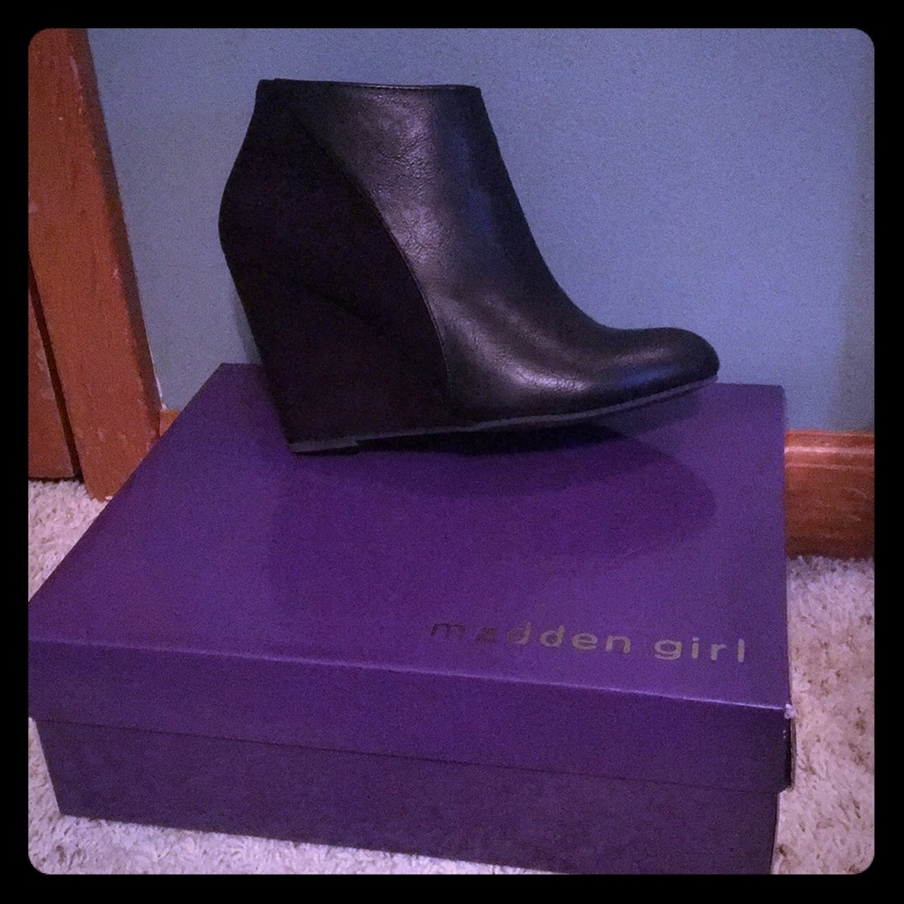 Black wedges